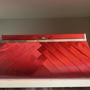 Beautiful bag. You may use with a black dress